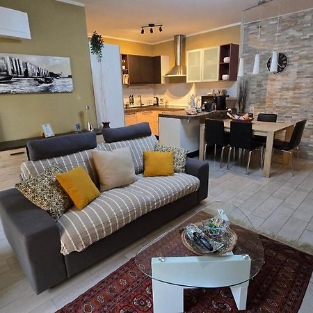 Varese Prime - Large Independent Apartment, Air Conditioning, 2 Bathrooms, 2 Free Covered Parking Spaces, No Restricted Traffic Zone, Train Station 100M, Theatre 150M, Historic City Centre Ngoại thất bức ảnh