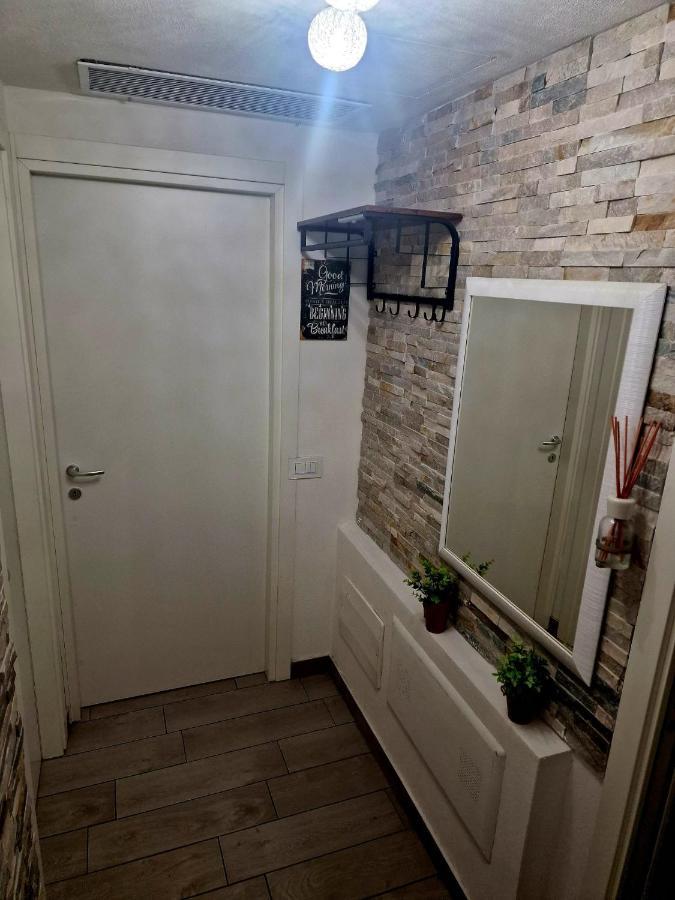 Varese Prime - Large Independent Apartment, Air Conditioning, 2 Bathrooms, 2 Free Covered Parking Spaces, No Restricted Traffic Zone, Train Station 100M, Theatre 150M, Historic City Centre Ngoại thất bức ảnh