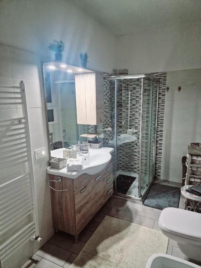 Varese Prime - Large Independent Apartment, Air Conditioning, 2 Bathrooms, 2 Free Covered Parking Spaces, No Restricted Traffic Zone, Train Station 100M, Theatre 150M, Historic City Centre Ngoại thất bức ảnh