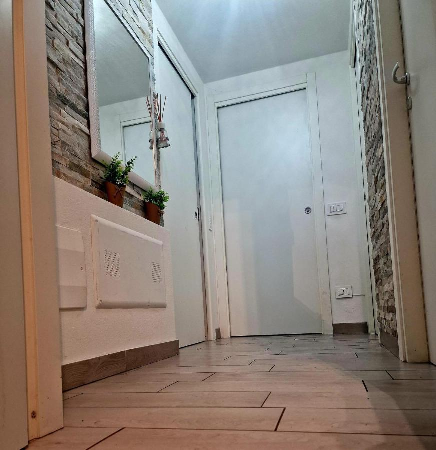 Varese Prime - Large Independent Apartment, Air Conditioning, 2 Bathrooms, 2 Free Covered Parking Spaces, No Restricted Traffic Zone, Train Station 100M, Theatre 150M, Historic City Centre Ngoại thất bức ảnh