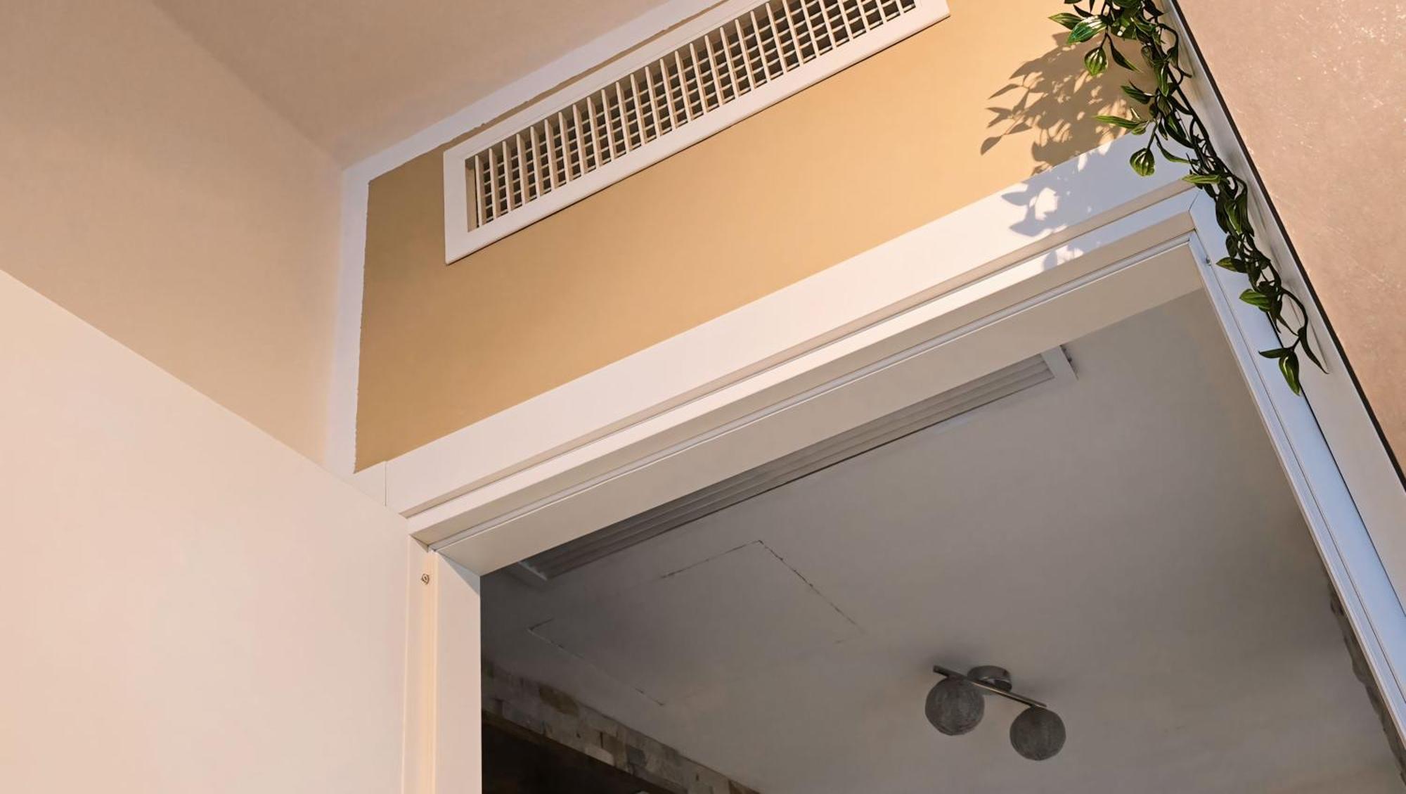 Varese Prime - Large Independent Apartment, Air Conditioning, 2 Bathrooms, 2 Free Covered Parking Spaces, No Restricted Traffic Zone, Train Station 100M, Theatre 150M, Historic City Centre Ngoại thất bức ảnh