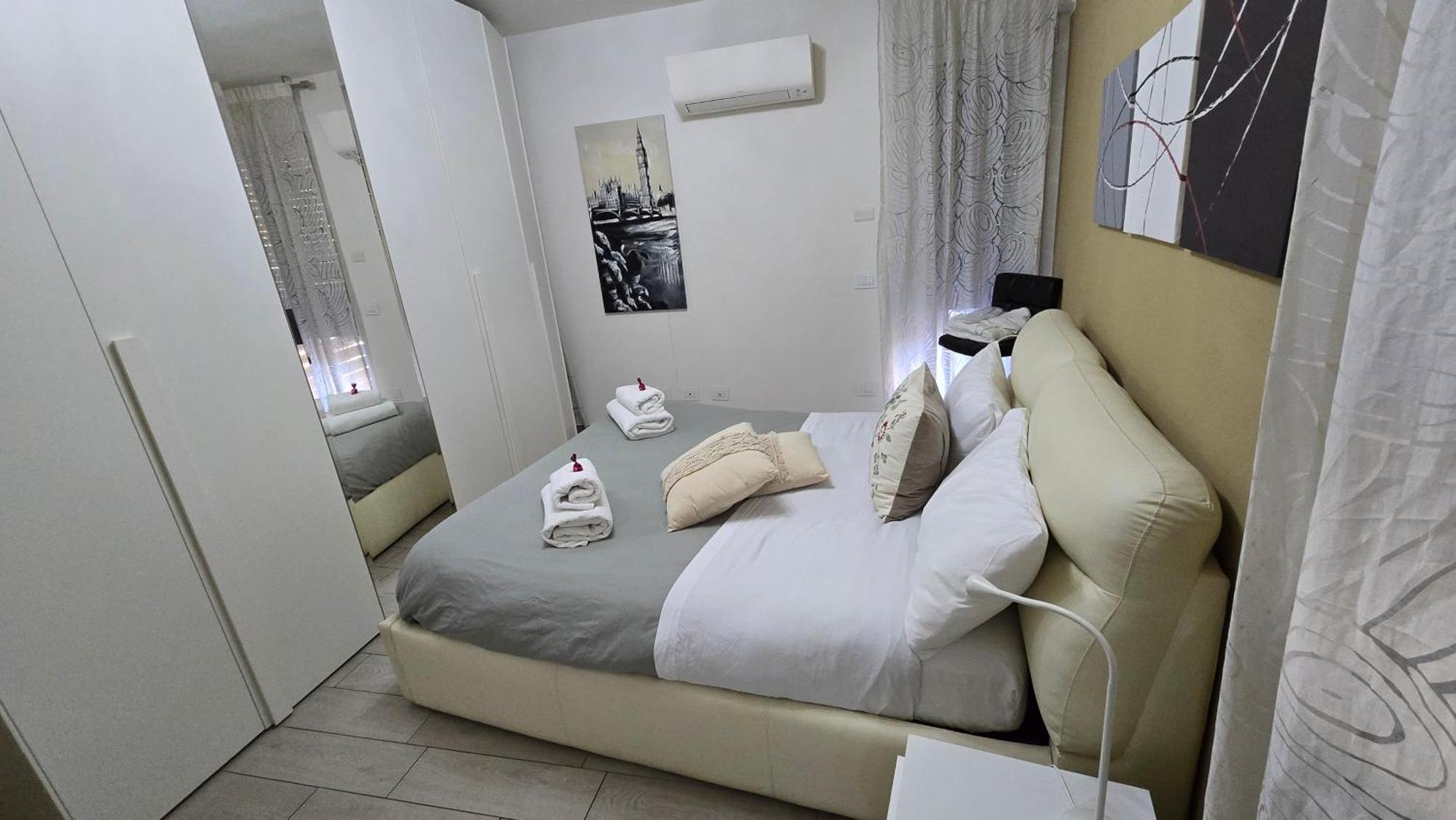 Varese Prime - Large Independent Apartment, Air Conditioning, 2 Bathrooms, 2 Free Covered Parking Spaces, No Restricted Traffic Zone, Train Station 100M, Theatre 150M, Historic City Centre Ngoại thất bức ảnh