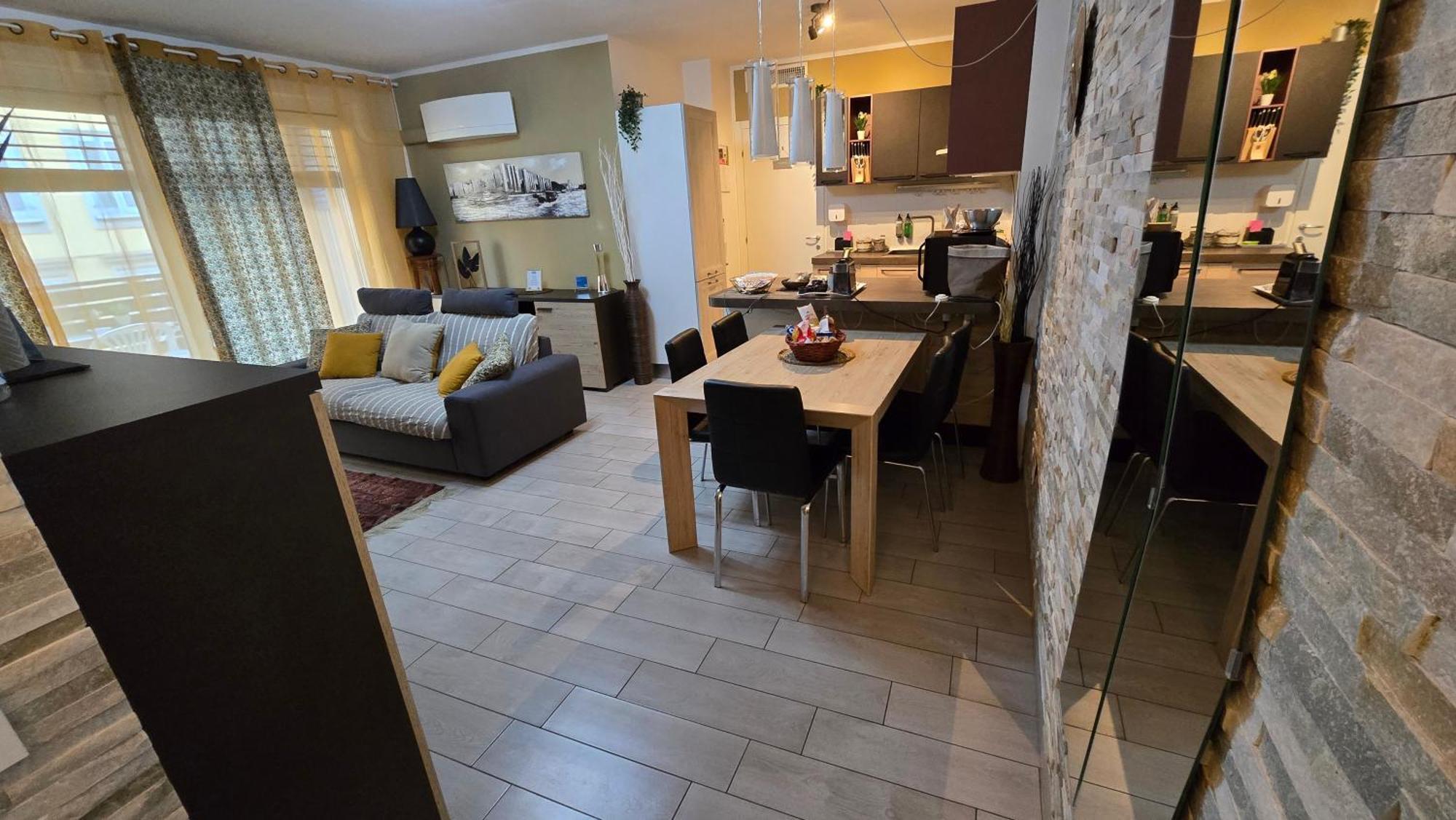 Varese Prime - Large Independent Apartment, Air Conditioning, 2 Bathrooms, 2 Free Covered Parking Spaces, No Restricted Traffic Zone, Train Station 100M, Theatre 150M, Historic City Centre Ngoại thất bức ảnh