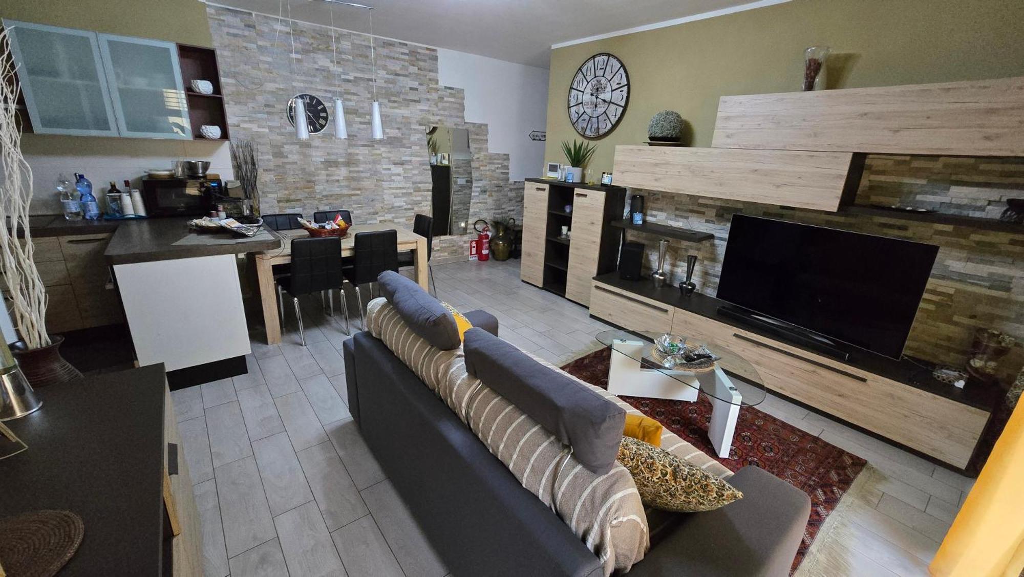 Varese Prime - Large Independent Apartment, Air Conditioning, 2 Bathrooms, 2 Free Covered Parking Spaces, No Restricted Traffic Zone, Train Station 100M, Theatre 150M, Historic City Centre Ngoại thất bức ảnh