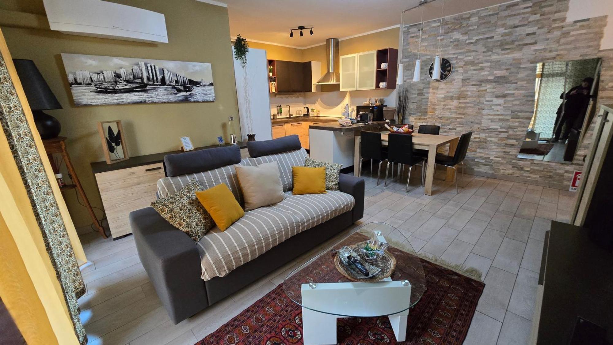 Varese Prime - Large Independent Apartment, Air Conditioning, 2 Bathrooms, 2 Free Covered Parking Spaces, No Restricted Traffic Zone, Train Station 100M, Theatre 150M, Historic City Centre Ngoại thất bức ảnh