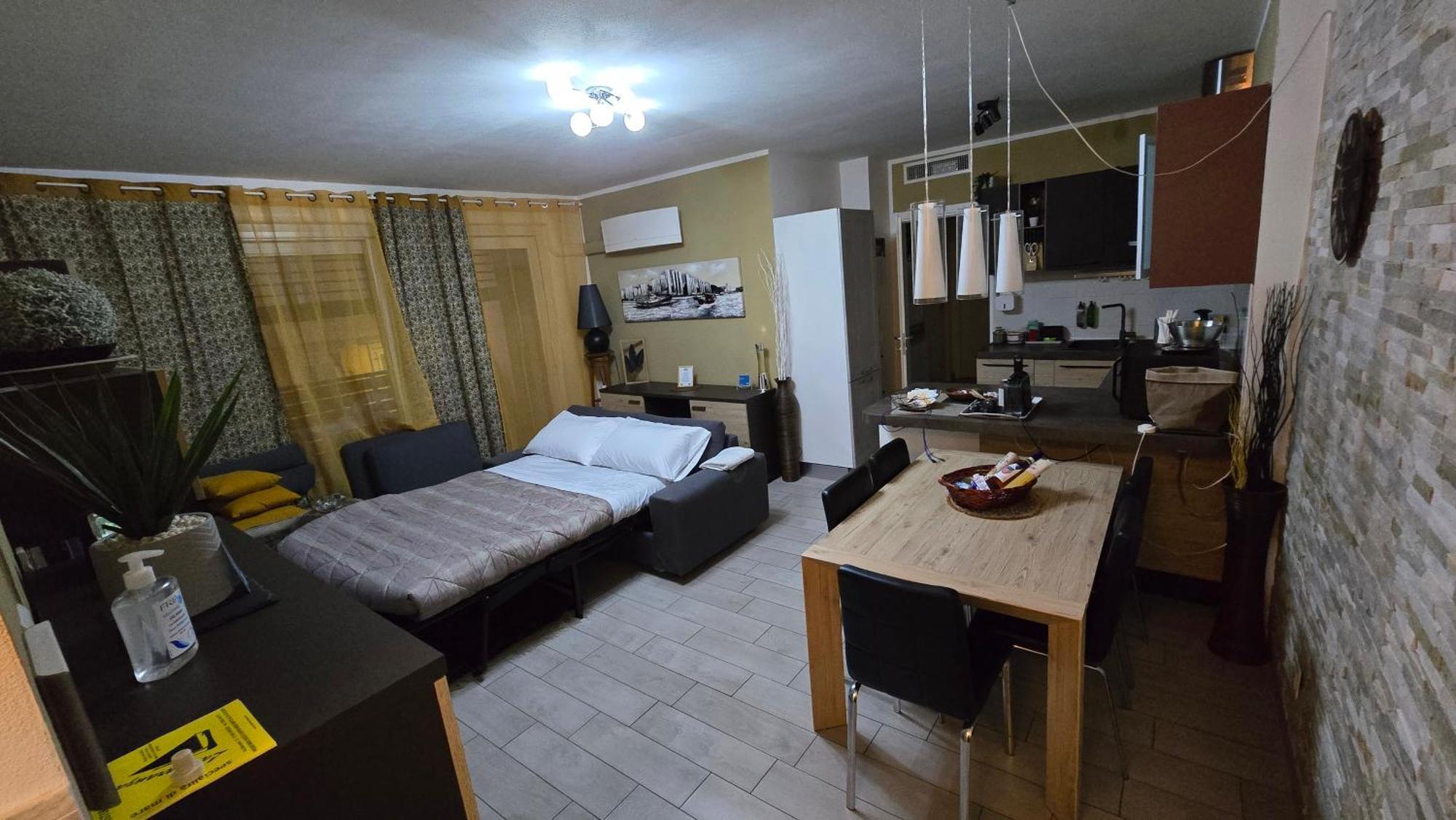 Varese Prime - Large Independent Apartment, Air Conditioning, 2 Bathrooms, 2 Free Covered Parking Spaces, No Restricted Traffic Zone, Train Station 100M, Theatre 150M, Historic City Centre Ngoại thất bức ảnh