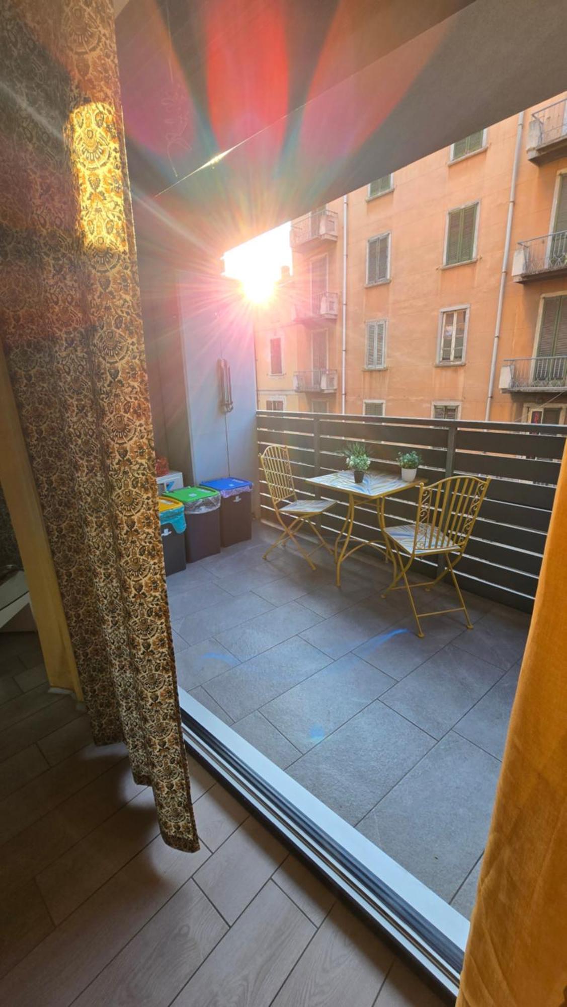 Varese Prime - Large Independent Apartment, Air Conditioning, 2 Bathrooms, 2 Free Covered Parking Spaces, No Restricted Traffic Zone, Train Station 100M, Theatre 150M, Historic City Centre Ngoại thất bức ảnh
